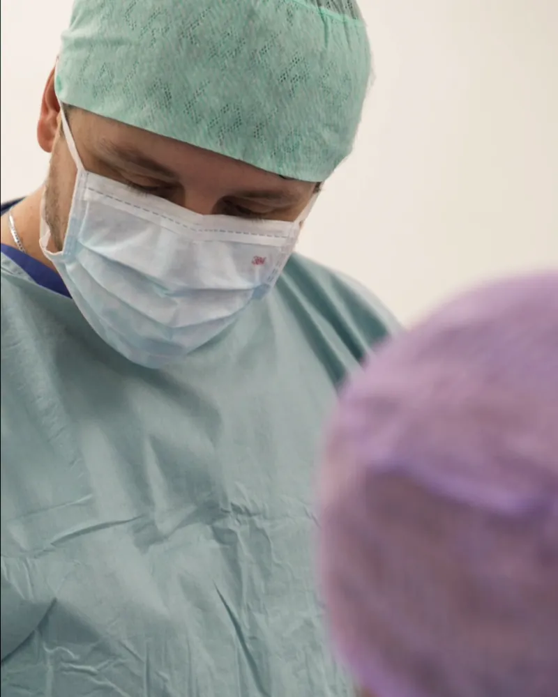 Dr. Fetai me ekipin në operacion · foto reale nga praktika