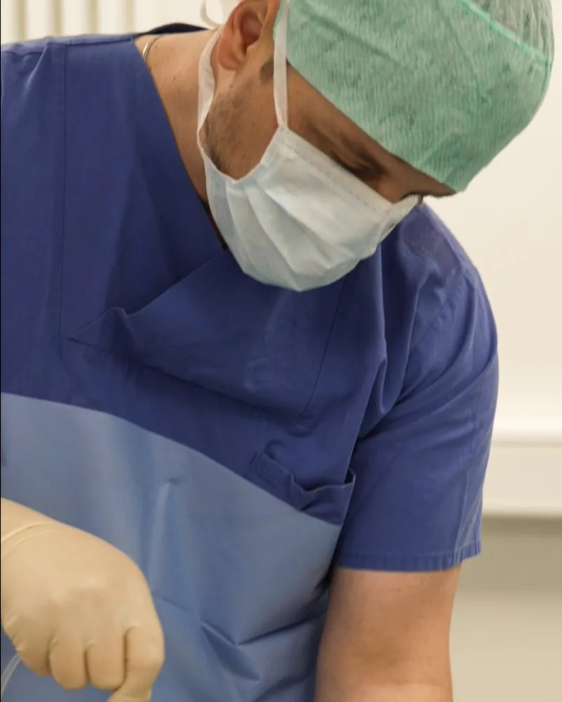 Dr. Fetai me kanulën në punë · foto reale nga praktika